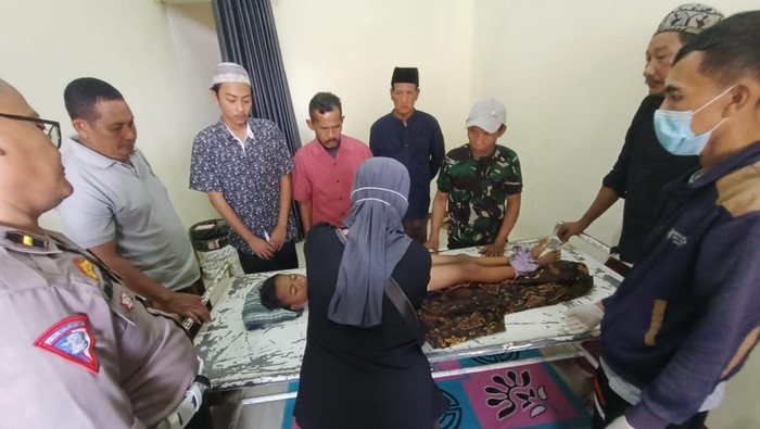 Jenazah bocah yang tewas tenggelam di Telaga Biyodo, Gresik.