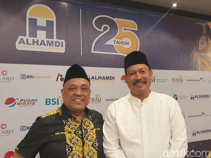 Kakanwil Kemenag Sulsel Ali Yafied (kanan) dalam acara hari jadi ke-25 tahun Al Hamdi Travel Haji dan Umroh, di Hotel Claro, Makassar, Minggu (9/2/2025)