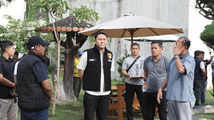 Kapolres Lamongan, AKBP Bobby A Condroputra meninjau lokasi kafe yang terbakar menewaskan 3 orang di Lamongan.
