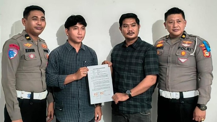 Kasus oknum anggota Polda Sulbar (kedua dari kanan) yang diduga menabrak lari pasutri dan balita di Makassar berakhir damai.