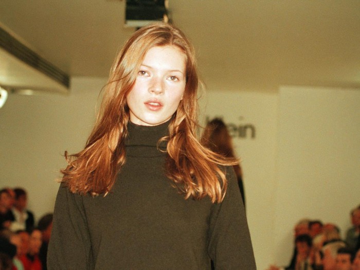 Kate Moss di Fashion Calvin Klein 1993 Model Kate Moss wears a bare midriff outfit from Calvin Kleins Fall 1993 collection on the designers runway in New York on June 1, 1993. (AP Photo/Chrystyna Czajkowsky)