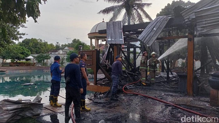 Kebakaran cafe dan homestay di Lamongan.