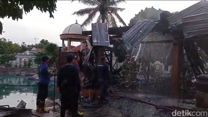 Kebakaran cafe dan homestay di Lamongan.