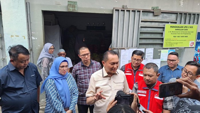 Ketua Komisi XII DPR RI Bambang Patijaya dan Pertamina Patra Niaga melakukan sidak ke agen dan pangkalan Bangka.