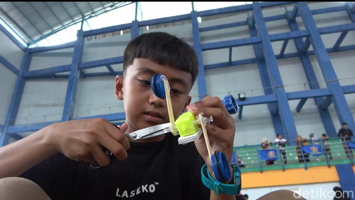 Kompetisi Robotika tingkat SD yang digelar karang taruna Lamongan diikuti ratusan peserta.
