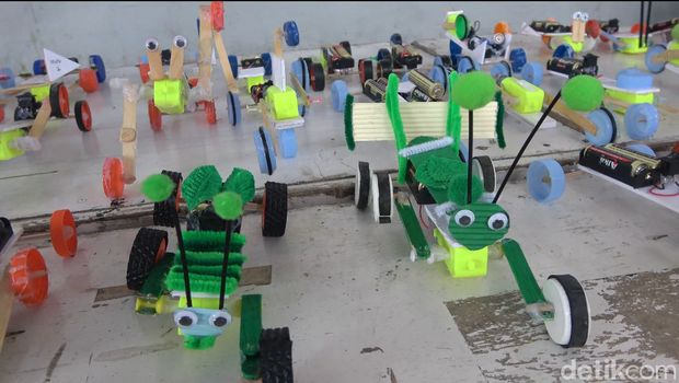 Kompetisi Robotika tingkat SD yang digelar karang taruna Lamongan diikuti ratusan peserta.