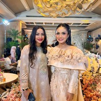 Gaun memiliki aksen cape dan ekor yang menyapu lantai, memberi kesan mewah nan dramatis. Foto: Instagram/@krisdayantilemos @titi_kamall @intan_ahmad