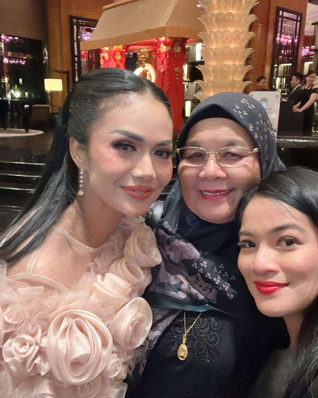 Lesti Kejora menggelar akikah anak keduanya pada Selasa (4/2/2025). Acara digelar meriah dengan mengundang sejumlah pesohor, termasuk Krisdayanti. Foto: Instagram/@krisdayantilemos @titi_kamall @intan_ahmad