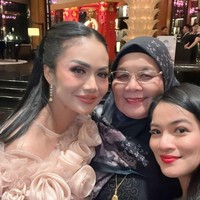 Lesti Kejora menggelar akikah anak keduanya pada Selasa (4/2/2025). Acara digelar meriah dengan mengundang sejumlah pesohor, termasuk Krisdayanti. Foto: Instagram/@krisdayantilemos @titi_kamall @intan_ahmad