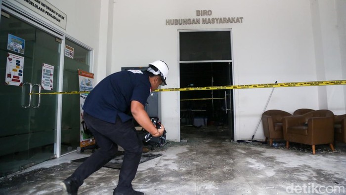 Tim Laboratorium Forensik (Labfor) Bareskrim Polri menyelidiki penyebab kebakaran di gedung Kementerian Agraria dan Tata Ruang/Badan Pertanahan Nasional (ATR/BPN), Jakarta Selatan, Minggu (9/2/2025).