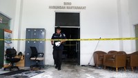 Tim Labfor berkeliling memeriksa sekitar ruangan yang terbakar. 