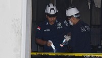 Tim Labfor mengenakan helm, masker, dan senter saat memeriksa lokasi kebakaran. 