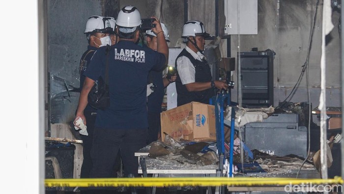 Tim Laboratorium Forensik (Labfor) Bareskrim Polri menyelidiki penyebab kebakaran di gedung Kementerian Agraria dan Tata Ruang/Badan Pertanahan Nasional (ATR/BPN), Jakarta Selatan, Minggu (9/2/2025).