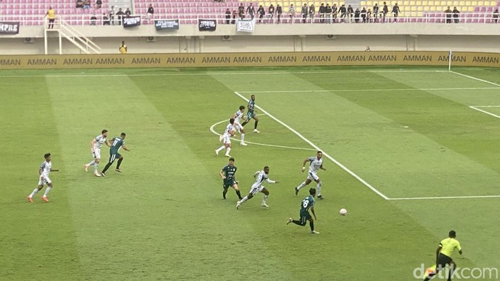 Laga PSS Sleman vs Bali United di Stadion Manahan, Solo, Minggu (9/2/2025).