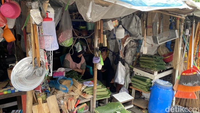 Lapak milik Temu (54), pedagang difabel wicara di Pasar Bulu, Kelurahan Barusari, Kecamatan Semarang Selatan, Minggu (9/2/2025).