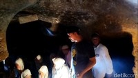 Gua Safarwadi memiliki panjang 284 meter dan memiliki dua ujung, ujung pertama sebagai pintu masuk yang berada di Kampung Pamijahan. Lalu pintu kedua menembus ke Kampung Panyalahan.
