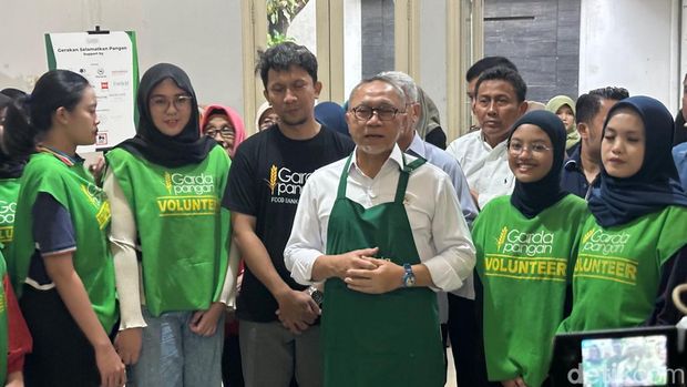 Menko Pangan Zulkifli Hasan mengunjungi kantor Garda Pangan Surabaya.