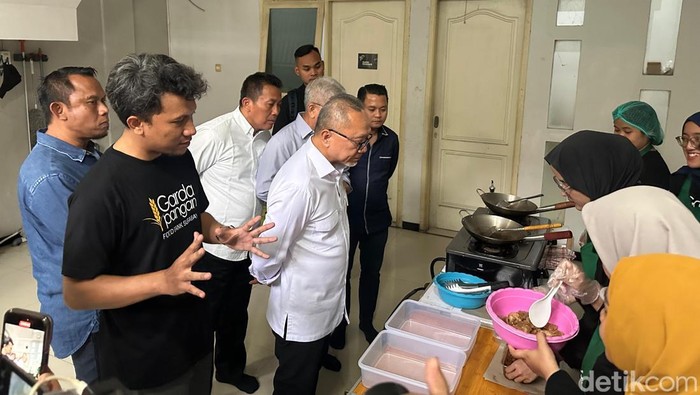 Menko Pangan Zulkifli Hasan mengunjungi kantor Garda Pangan Surabaya.