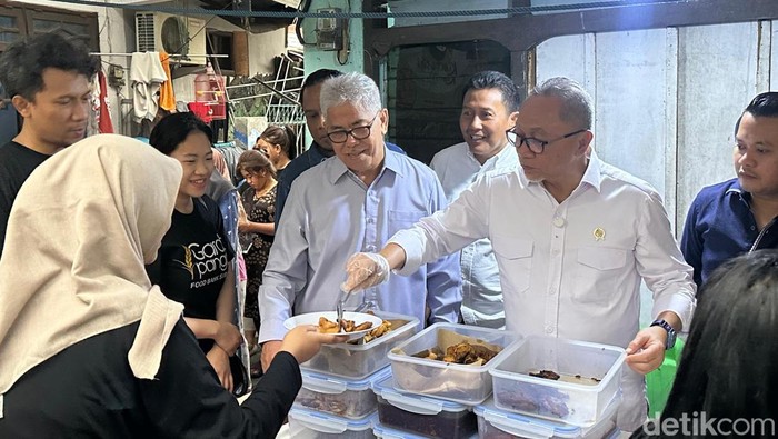 Menko Zulhas turut membagikan makanan gratis ke warga Surabaya bersama Garda Pangan.