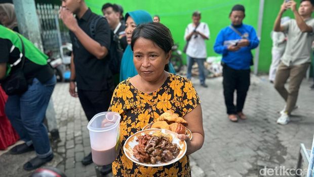 Menko Zulhas turut membagikan makanan gratis ke warga Surabaya bersama Garda Pangan.