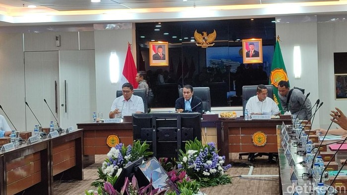 Mentan rapat dengan Dirut Bulog baru