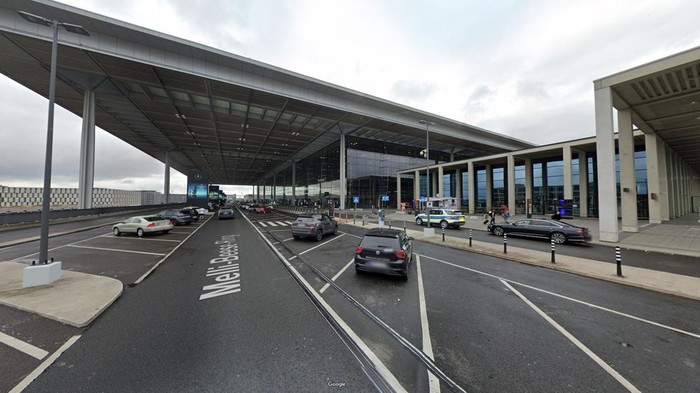Mobil yang sudah terparkir setahun yang lalu di Bandara Berlin