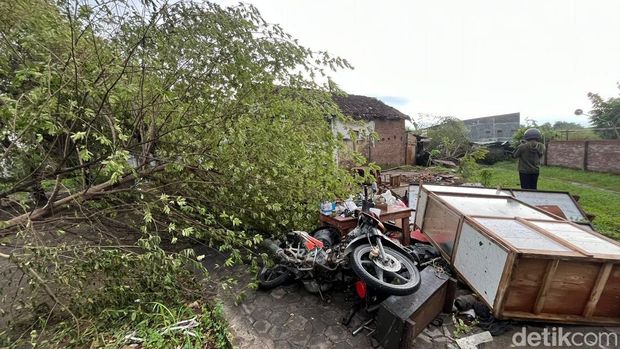 Panggung diterpa angin kencang di Kelurahan Prajurit Kulon, Kota Mojokerto.