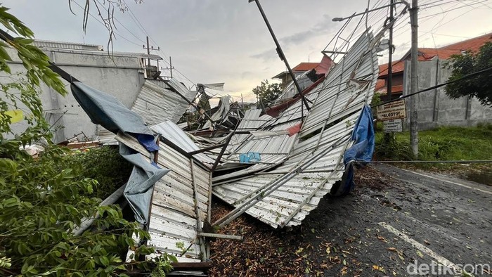 Panggung diterpa angin kencang di Kelurahan Prajurit Kulon, Kota Mojokerto.