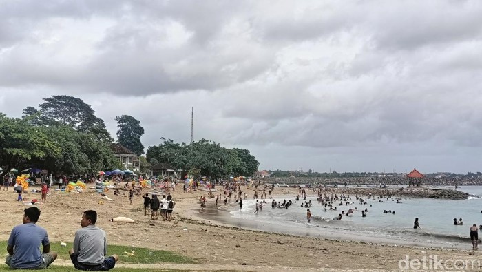 Suasana Pantai Sanur, Denpasar, Bali yang dipadati masyarakat pada Minggu (9/2/2025) pagi.