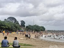 Warga Denpasar Padati Pantai Sanur untuk Banyu Pinaruh