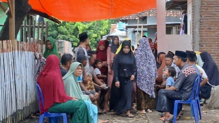 Suasana rumah duka, Saddam (28) pemancing yang ditemukan meninggal di Desa Pai, Kecamatan Wera, Kabupaten Bima, NTB, Minggu, (9/2/2025). (Istimewa)