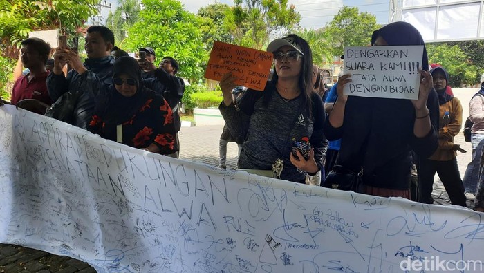 PKL Alwa saat mendatangi Kantor DPRD Kulon Progo, Minggu (9/2/2025).