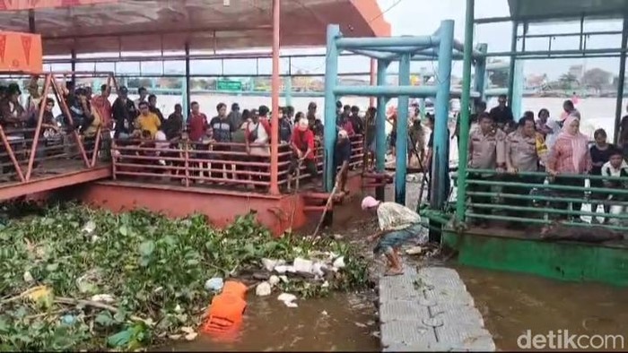Pencarian RES (15) yang tenggelam saat mandi di Dermaga 16 Ilir Palembang, Minggu (9/2/2025).