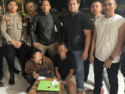 Dua pria yang ditangkap karena hendak menyelundupkan sabu saat menjenguk tahanan di Mapolres Bima Kota, NTB, Sabtu (8/2/2025) malam. (Dok. Polres Bima Kota)