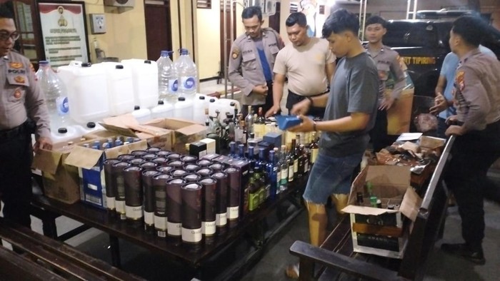 Penggerebekan miras palsu di Mojokerto.