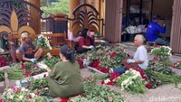 Salah satu petani bunga potong di Desa Gunungsari, Kecamatan Bumiaji, Kota Batu, Ninik Arifah mengatakan, peningkatan jumlah permintaan bunga potong mawar terjadi sejak dua minggu terakhir.