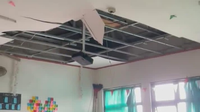 Plafon di salah satu ruang kelas MAN 3 Klaten mendadak ambrol, Sabtu (8/2/2025).