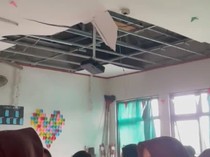 Plafon Ruang Kelas MAN 3 Klaten Ambrol Timpa 3 Siswi