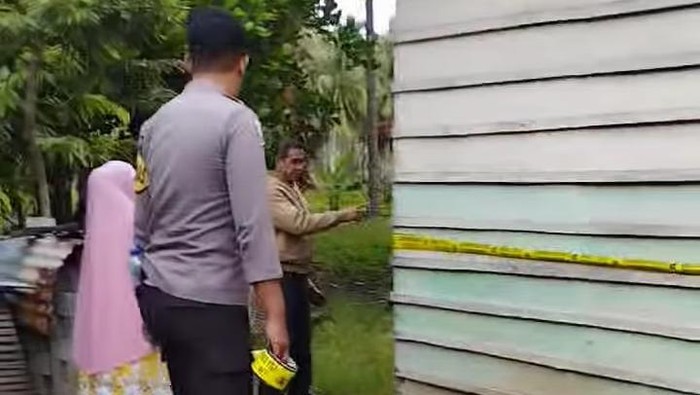 Pria bernama Ulfan (48) di Kabupaten Pohuwato, Gorontalo, ditangkap polisi gegera menikam istrinya, CD (38) menggunakan pisau hingga tewas.