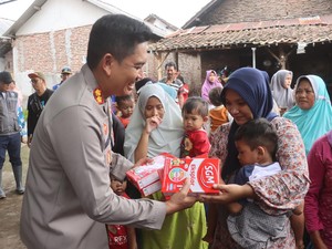 Kapolres dan Bupati Probolinggo Beri Bantuan untuk Warga Terdampak Banjir