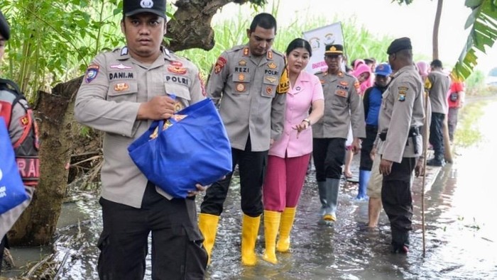 Polres Situbondo menyalurkan bantuan untuk warga terdampak banjir Kendit.