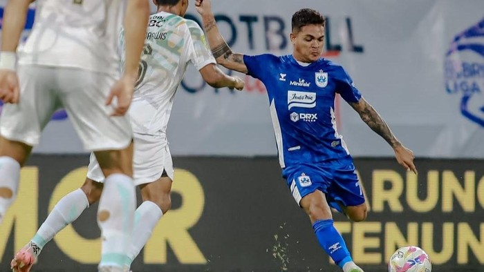 Pemain PSIS, Gali Freitas mendapat hadangan pemain Persib dalam laga di Stadion Jatidiri Semarang, Minggu (9/2/2025).
