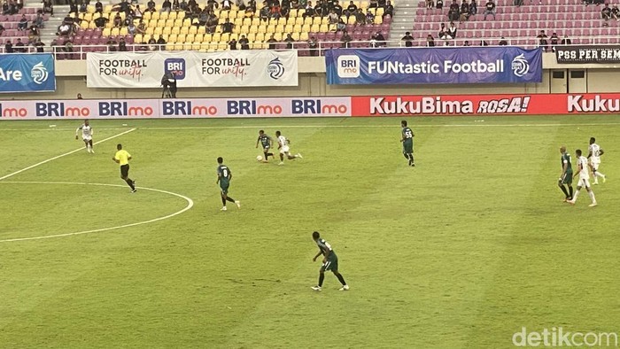 Laga PSS Sleman vs Bali United di Stadion Manahan, Solo, Minggu (9/2/2025).