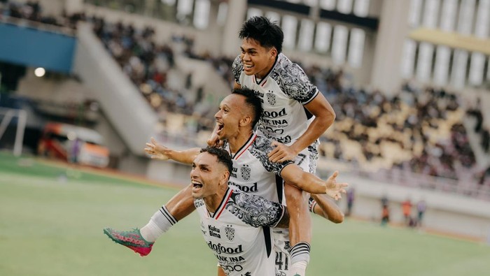 Rahmat Arjuna Rezki (atas), Irfan Jaya (tengah), dan Jaimerson da Silva merayakan gol kedua Bali United saat melawan PSS Sleman pada pekan ke-22 Liga 1 2024/2025 di Stadion Manahan, Surakarta, Jawa Tengah, Minggu (9/2/2025). (Dok. Bali United)