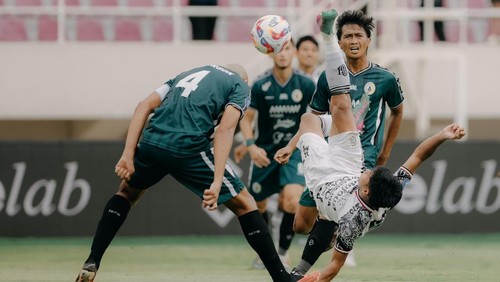 Rahmat Arjuna Rezki (jersey putih) melepaskan sepakan salto ke gawang PSS Sleman yang berbuah gol pertama bagi Bali United. (Dok. Bali United)