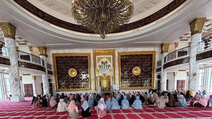 Ratusan muslimah mengikuti Kajian Jumat Spesial yang digelar oleh Madrasah Ayah Bunda (MAB) MIMHa, di Masjid Agung Trans Studio Bandung.