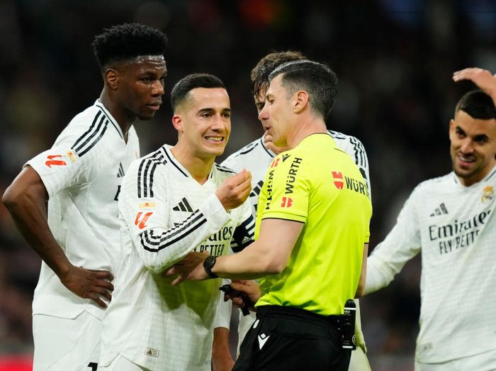Lucas Vazquez right winger of Real Madrid and Spain protest to Referee Soto Grado during the La Liga match between Real Madrid CF and Atletico de Madrid at Estadio Santiago Bernabeu on February 8, 2025 in Madrid, Spain. (Photo by Jose Breton/Pics Action/NurPhoto via Getty Images)