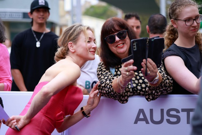 Renee menyempatkan diri menyapa penggemar sebelum memasuki venue acara. Selain memberi tanda tangan, ia juga melayani permintaan selfie mereka. (Foto: Hanna Lassen/Getty Images)