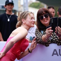 Renee menyempatkan diri menyapa penggemar sebelum memasuki venue acara. Selain memberi tanda tangan, ia juga melayani permintaan selfie mereka. (Foto: Hanna Lassen/Getty Images)