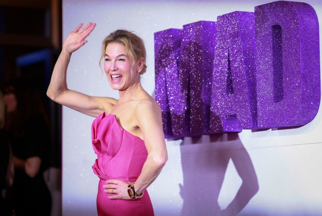 Aktris peraih Oscar ini juga mengenakan jam tangan hitam yang mencolok di pergelangan tangannya. Sementara itu, riasan natural yang digunakannya semakin menonjolkan wajahnya yang tampak segar dan bercahaya. (Foto: Hanna Lassen/Getty Images)